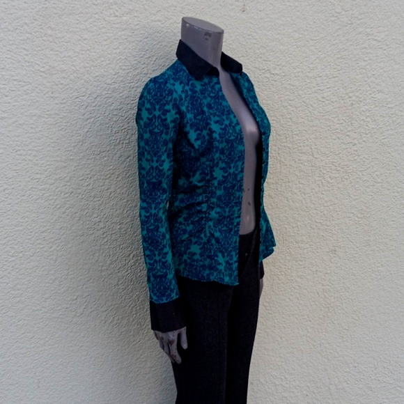 NY & COMPANY STRETCH LADIES PAISLEY BLOUSE W/CONTRASTING COLLAR/CUFFS - Picture 4 of 16